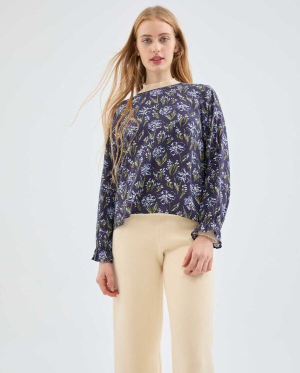Blusa con estampado floral azul - Imagen 2