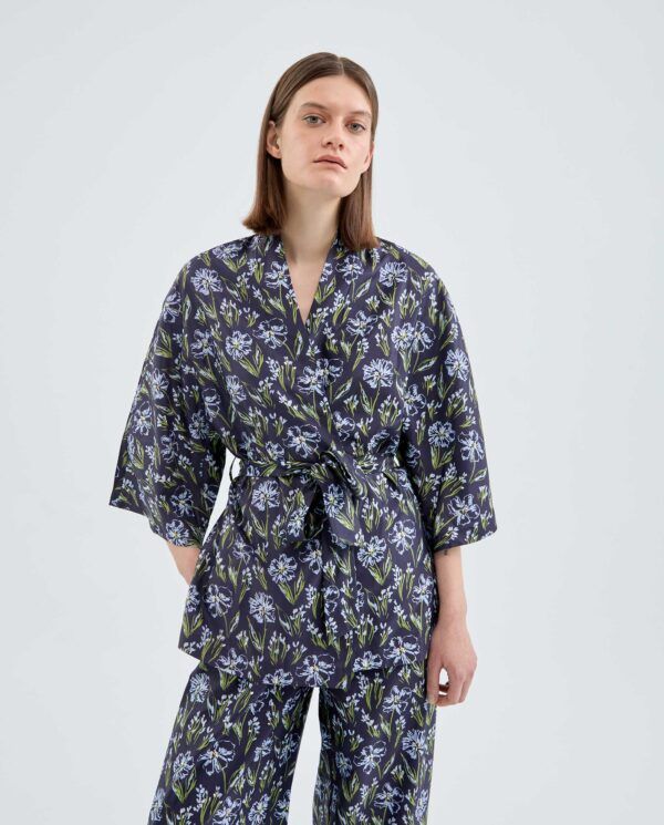 KIMONO CON CINTURON Y ESTAMPADO FLORAL AZUL - Imagen 4