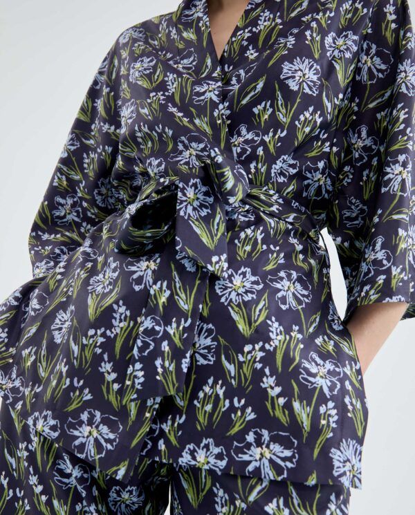 KIMONO CON CINTURON Y ESTAMPADO FLORAL AZUL - Imagen 3