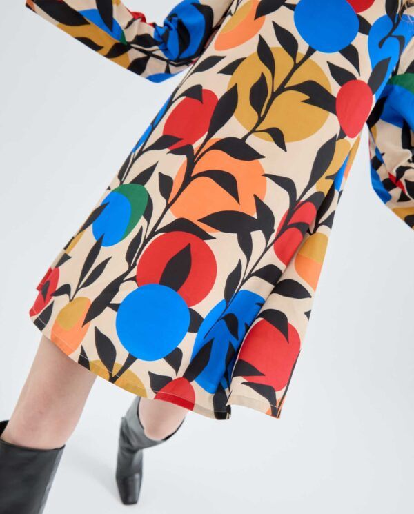 Vestido corto evase con manga larga y estampado de hoja - Imagen 2