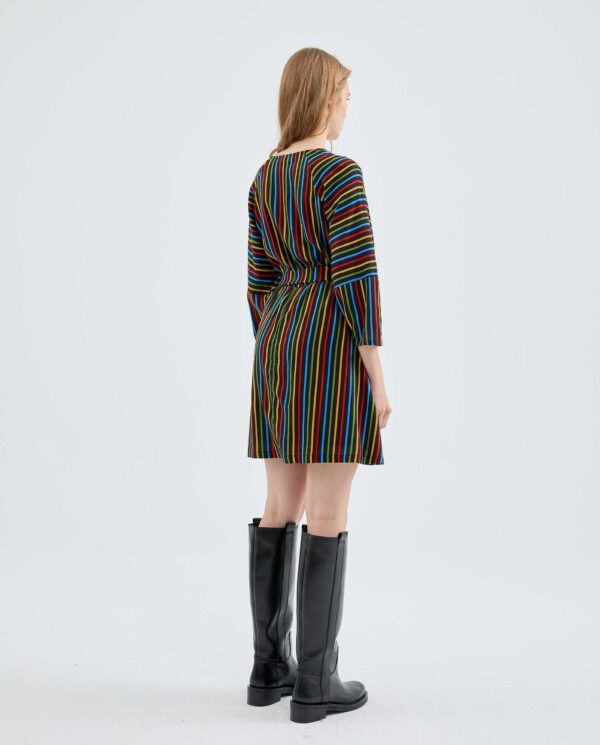Vestido corto envolvente con estampado de rayas multicolor - Imagen 5