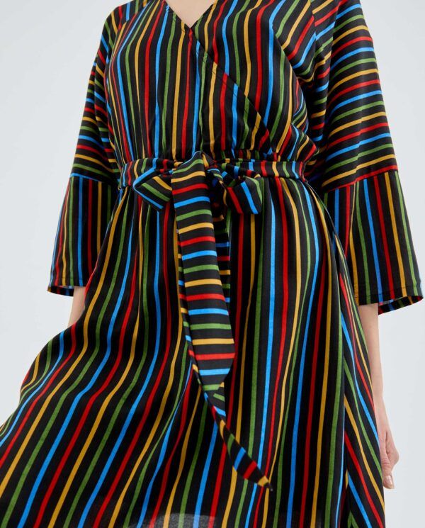 Vestido corto envolvente con estampado de rayas multicolor - Imagen 3