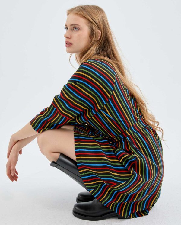Vestido corto envolvente con estampado de rayas multicolor - Imagen 2