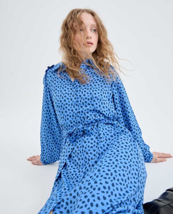 VESTIDO MIDI CMISERO CON ESTAMPADO DE LUNARES AZUL - Imagen 2