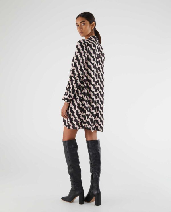 Vestido corto camisero con estampado geométrico negro - Imagen 3