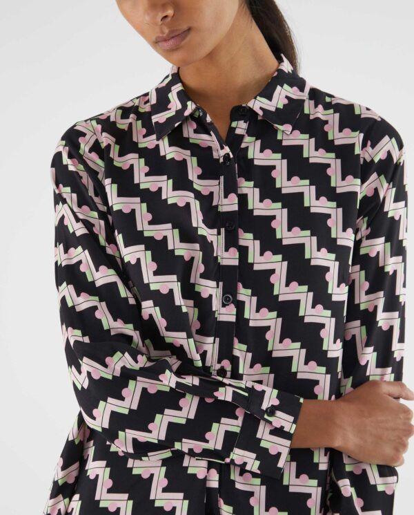 Vestido corto camisero con estampado geométrico negro - Imagen 4