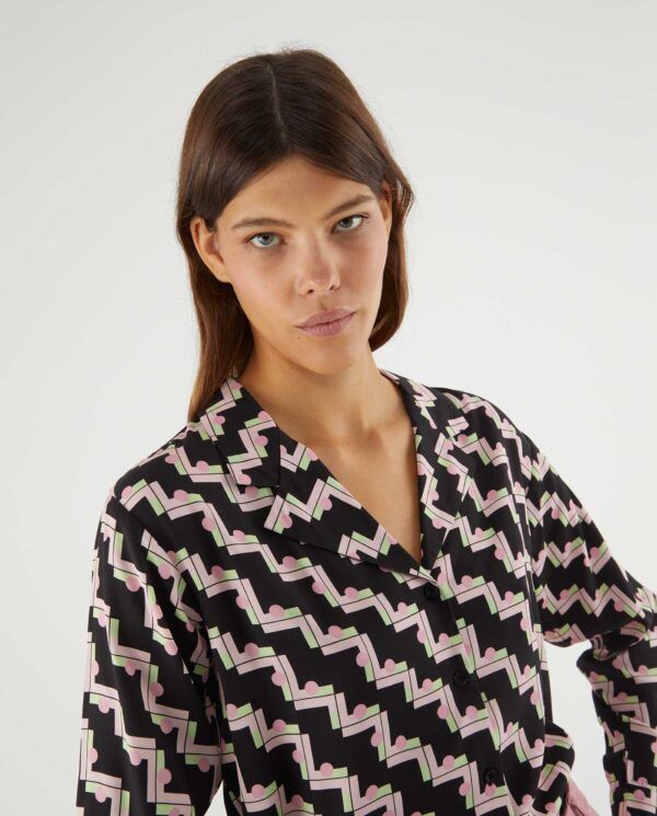 Camisa de manga larga con estampado geométrico negro - Imagen 4
