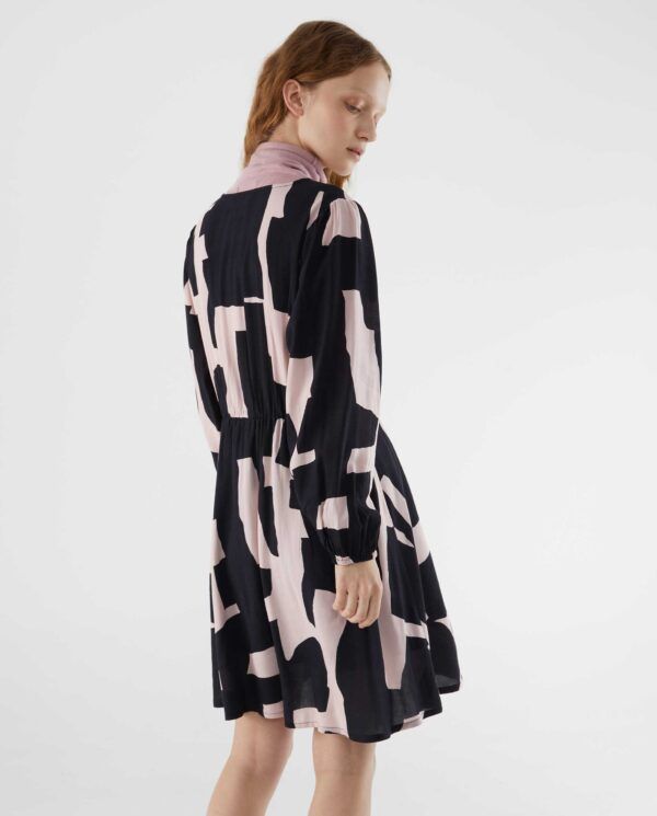 Vestido corto cruzado con estampado abstracto - Imagen 4