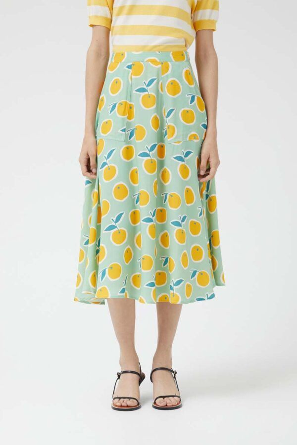 Falda Midi con estampado Yuzu, de citricos, en color verde. Con Bolsillos frontales. Compañia Fantastica