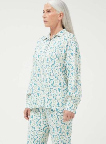 Camisa en twill de viscosa con estampado de flores azul Swamp. Con cuello solapa y manga larga terminada en puño. Cierre frontal con botones