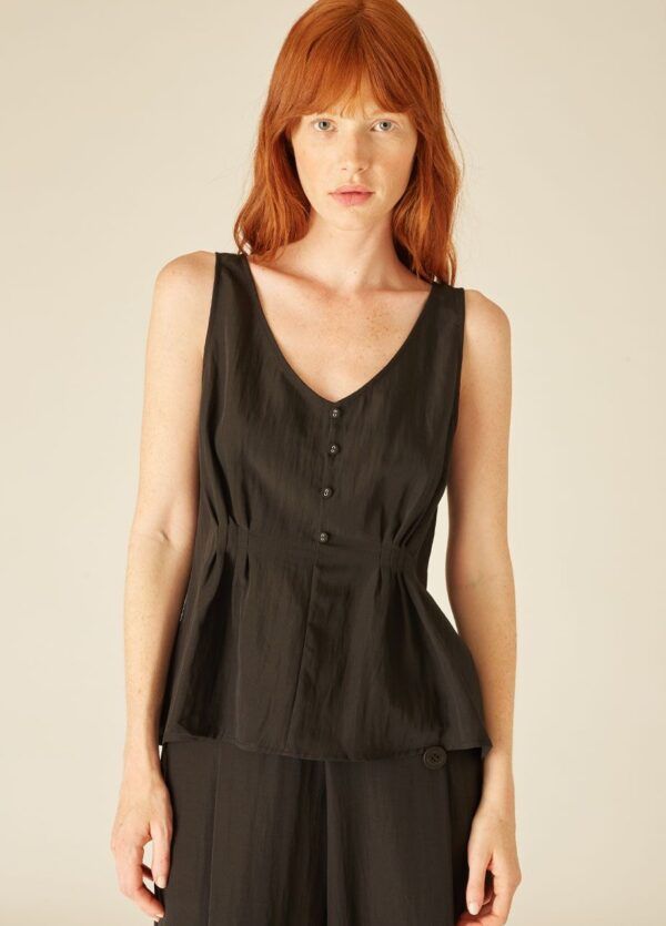 Blusa de viscosa de color negro abotonado. De tirantes. 