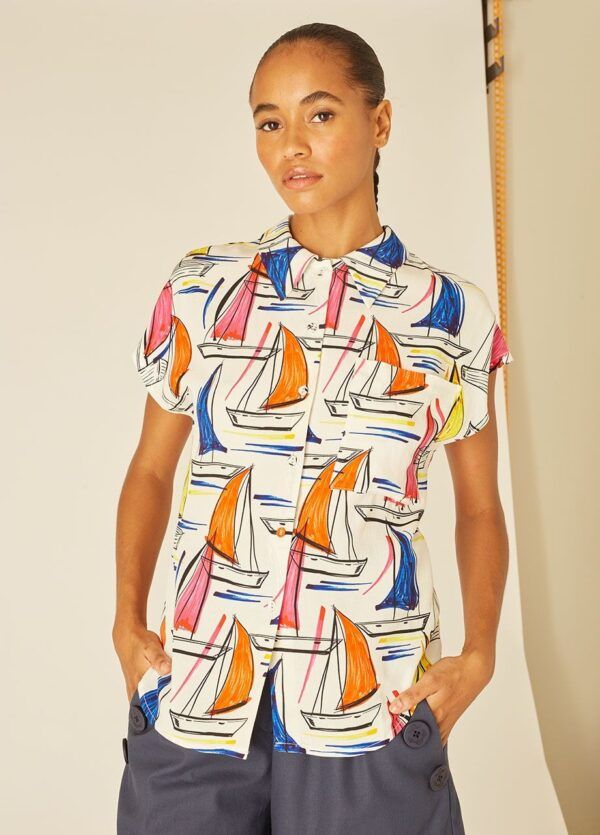 Camisa con estampado de barcos.