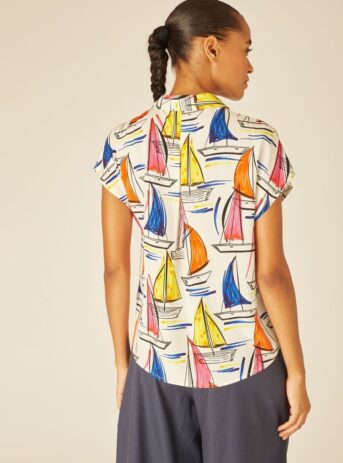 Camisa con estampado de barcos.