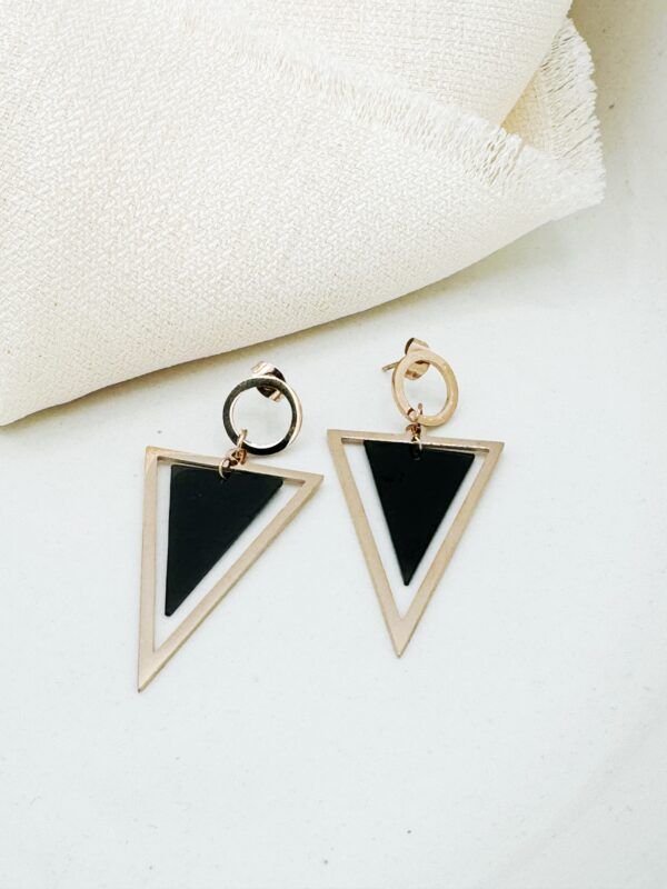 Pendientes triangulares negros y dorados