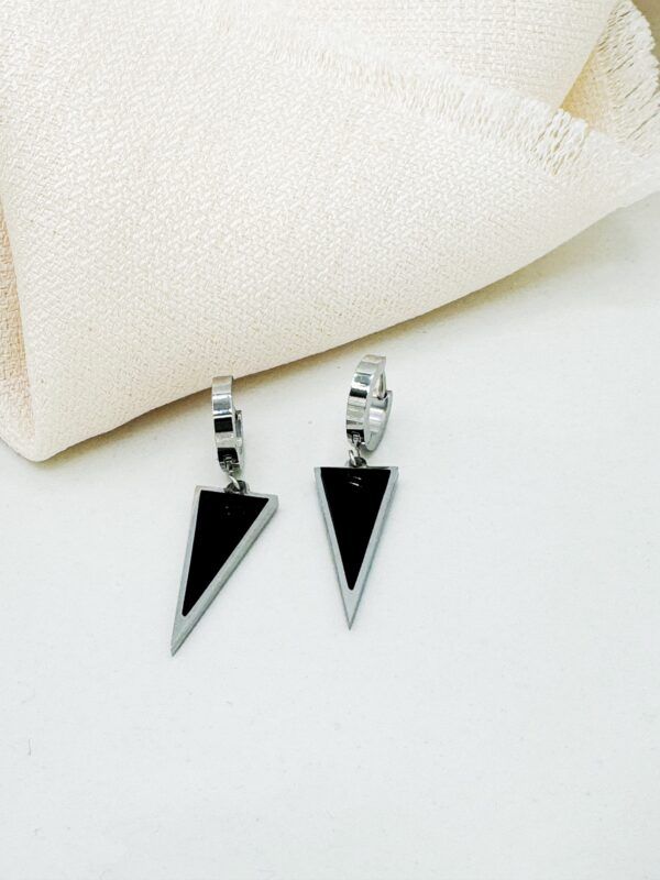 Pendientes plateados y negros en forma triangular