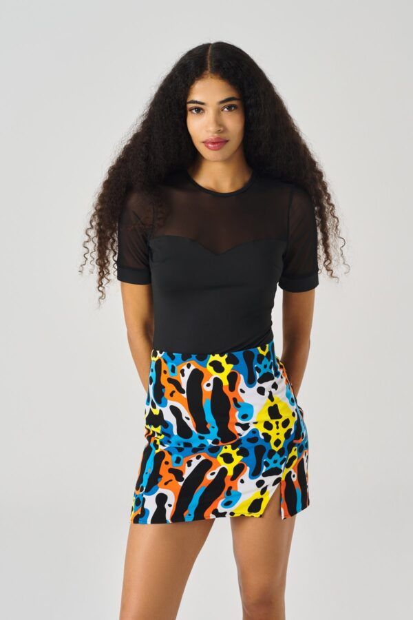 Falda con estampado vibrante. Animal print. Cierre trasero con cremallera. De Minueto