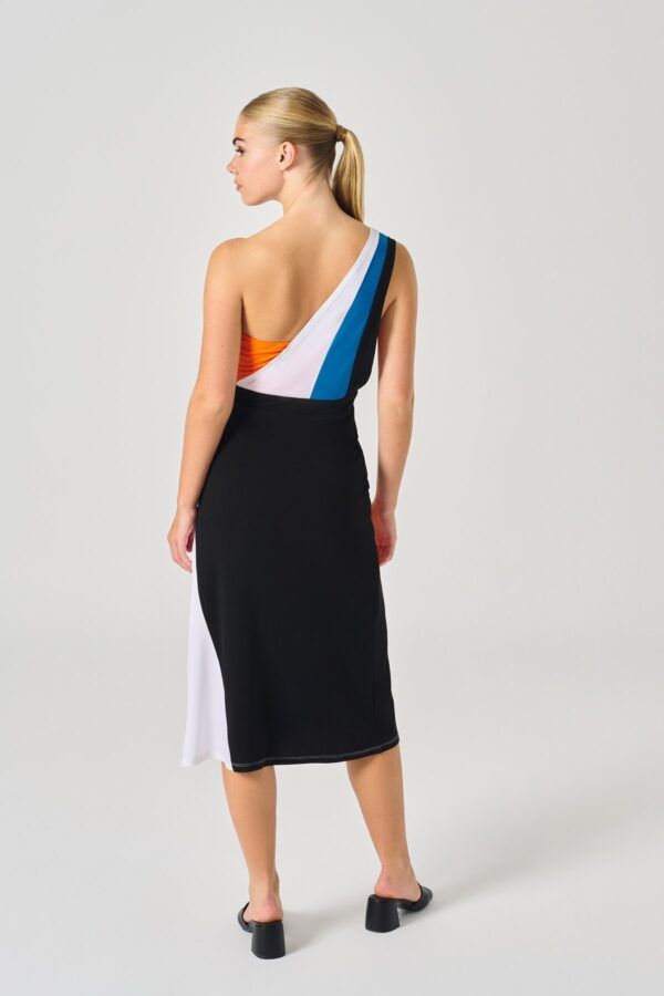 Vestido midi color block de escote asimétrico. Abertura lateral. Cierre con cremallera trasera oculta en costura. Minueto