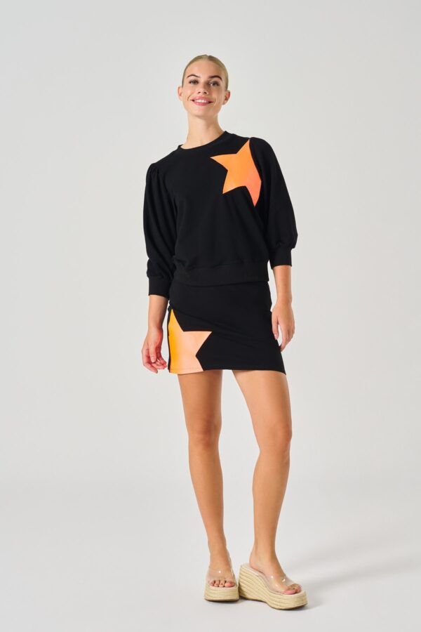 Falda mini negra con estampado de estrella. De Minueto.