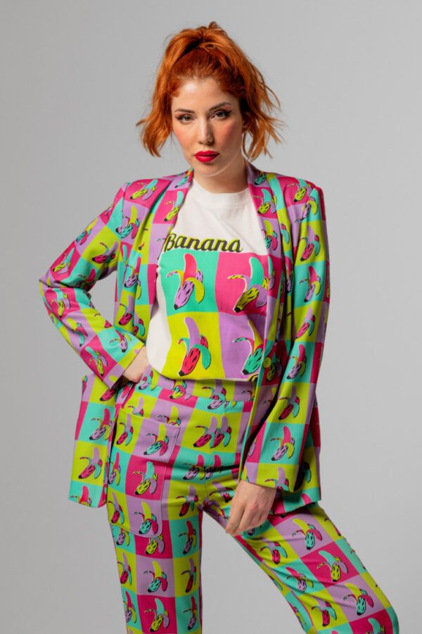 Americana con estampado inspirado en Andy Warhol.