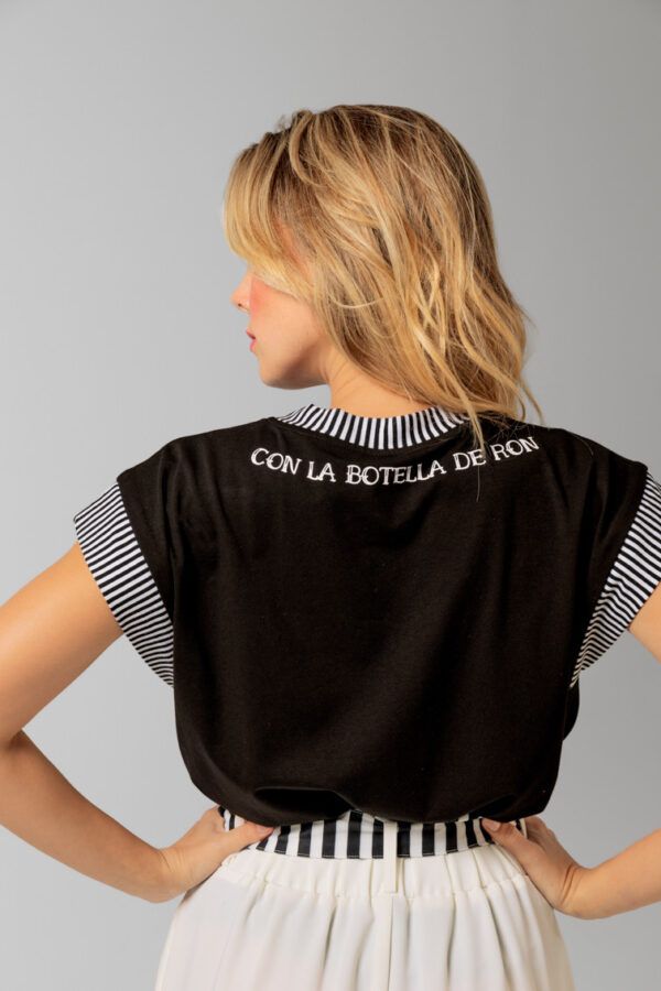 Camiseta negra con ribetes en las mangas y cuello. Colección Lolina.