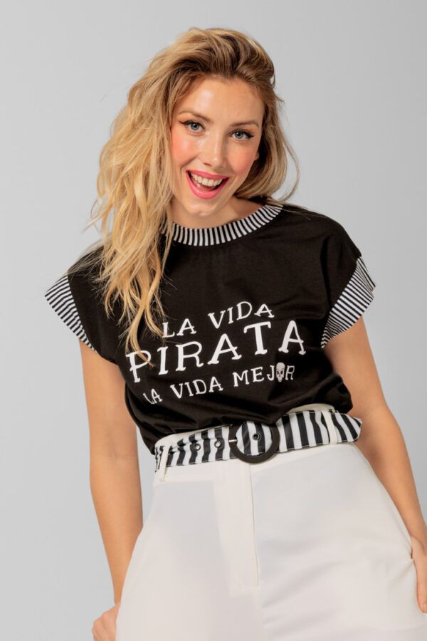 Camiseta negra con ribetes en las mangas y cuello. Colección Lolina.