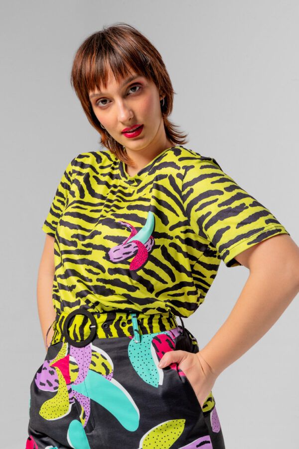 Camiseta con estampado en animal print. Negro sobre amarillo. Colección Dura de Pelar. Con estampado de plátano. 