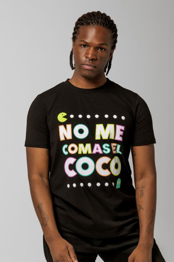 Camiseta de color negro con mensaje. No me comas el coco.