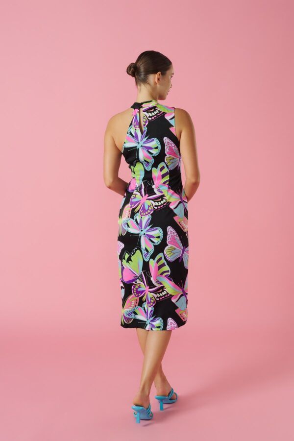 Vestido midi con cuello halter y apertura lateral. Cuello asimétrico con hombro descubierto y manga sisa. Un vestido que desprende elegancia. Dulce Locura