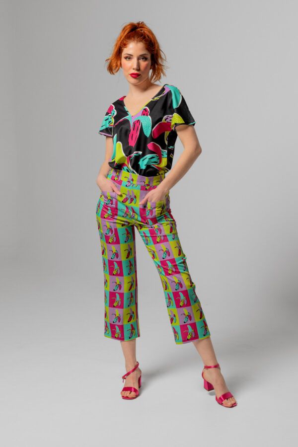 Pantalon recto con estampado inspirado en Andy Warhol. Con corte recto y tobillero. Bolsillos cuadrados delanteros. 
