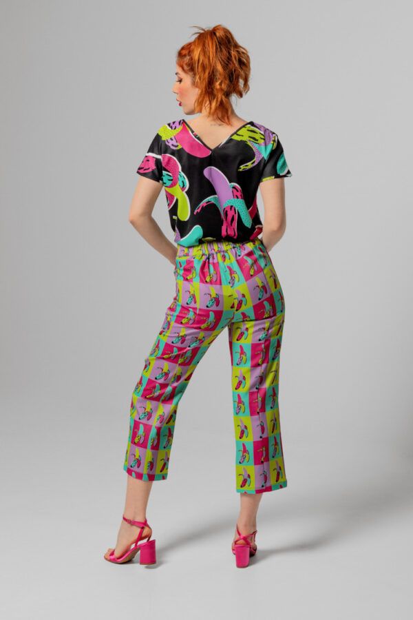 Pantalon recto con estampado inspirado en Andy Warhol. Con corte recto y tobillero. Bolsillos cuadrados delanteros. 