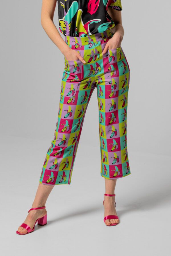 Pantalon recto con estampado inspirado en Andy Warhol. Con corte recto y tobillero. Bolsillos cuadrados delanteros. 