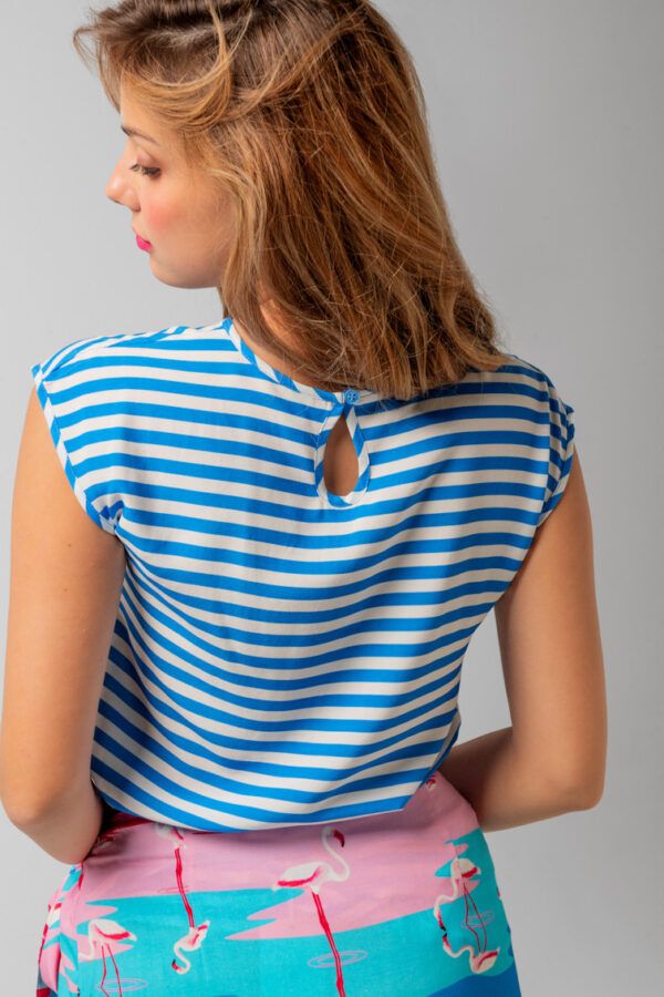 Blusa sin Sisa, con rayas azules y blancas y un bonito flamingo estampado. 