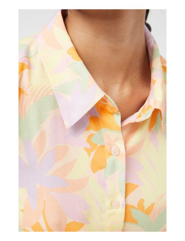 Camisa sin mangas estampado floral tropical.