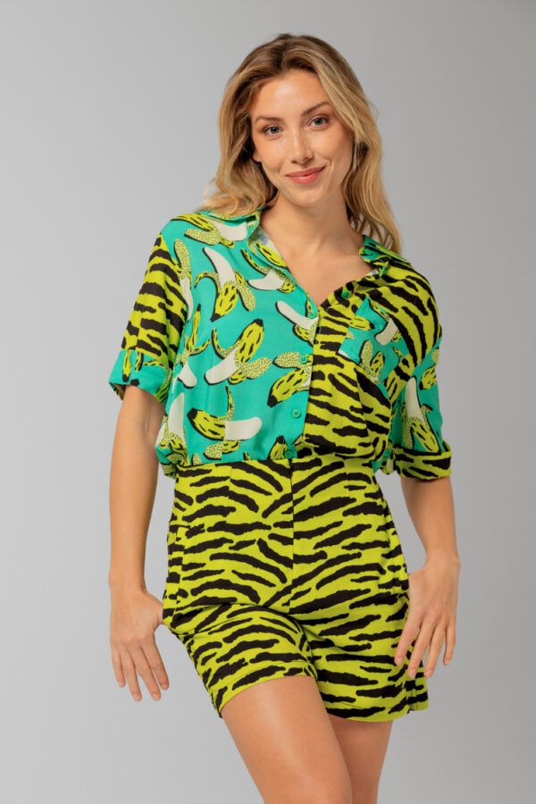 Camisa con estamapado banana y animal print. Para chico y chica y quien le apetece ponérsela. Con un tejido con mucha caída y fresquito ideal para la primavera verano. De Lolina