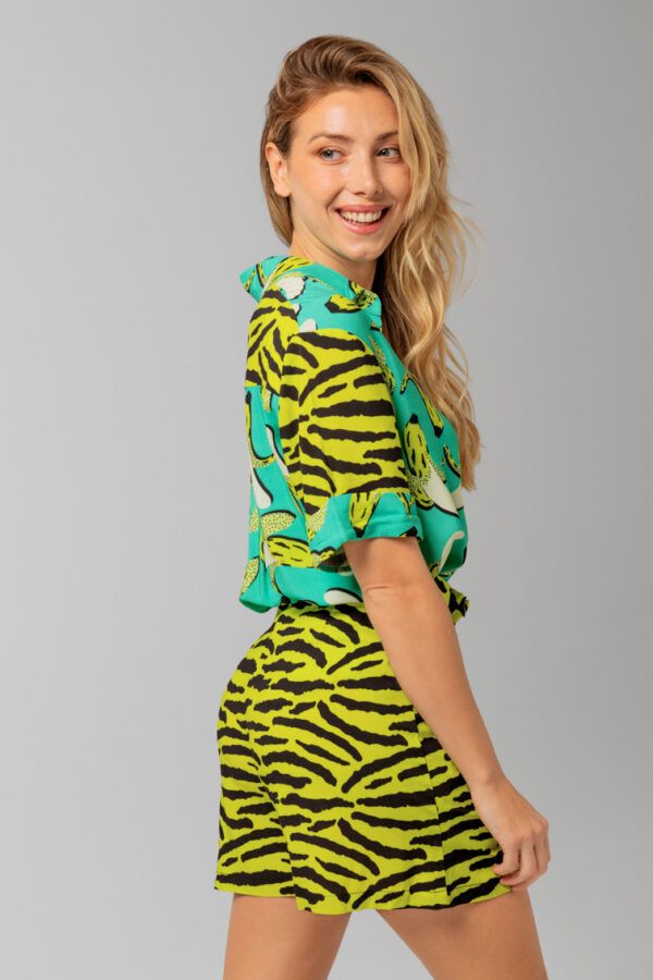 Camisa con estamapado banana y animal print. Para chico y chica y quien le apetece ponérsela. Con un tejido con mucha caída y fresquito ideal para la primavera verano. De Lolina