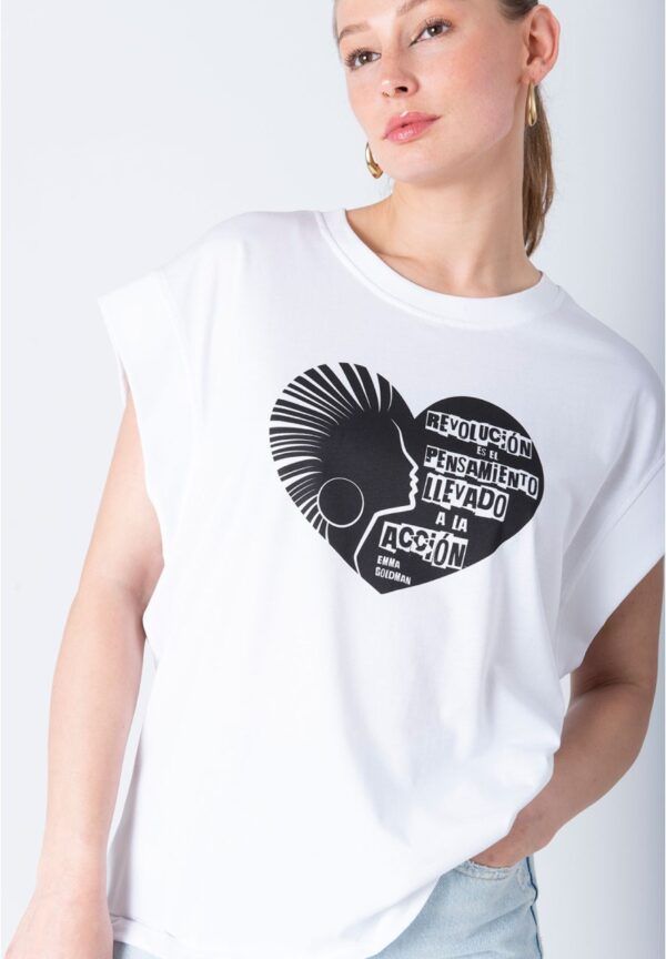 Camiseta blanca con el mensaje “revolución es el pensamiento llevado a la acción”, palabras de la pensadora Emma Goldman, un auténtico huracán político que vivió una vida “punky” en pleno siglo XIX.