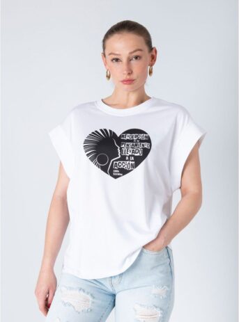 Camiseta blanca con el mensaje “revolución es el pensamiento llevado a la acción”, palabras de la pensadora Emma Goldman, un auténtico huracán político que vivió una vida “punky” en pleno siglo XIX.