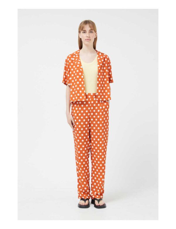 Pantalón con estampado de lunares. Tejido fluido ideal para primavera verano por su ligereza y comodidad.