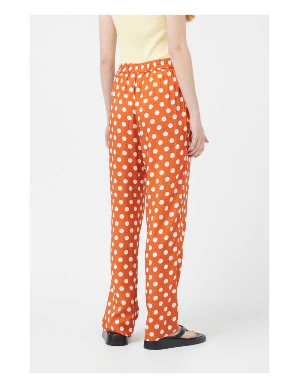 Pantalón con estampado de lunares. Tejido fluido ideal para primavera verano por su ligereza y comodidad.