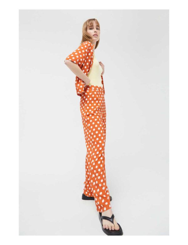 Pantalón con estampado de lunares. Tejido fluido ideal para primavera verano por su ligereza y comodidad.