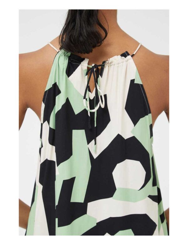 Top con estampado geometrico verde y negro. Con un cuello muy bonito que realza la figura. Uno de los tops favoritos de Dulce Locura.