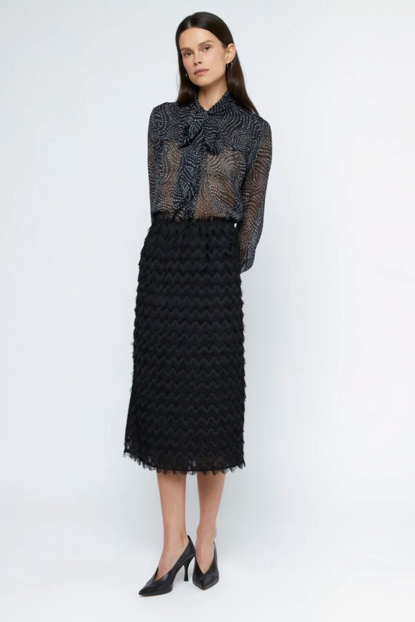 FALDA MIDI CON FLECOS NEGROS
