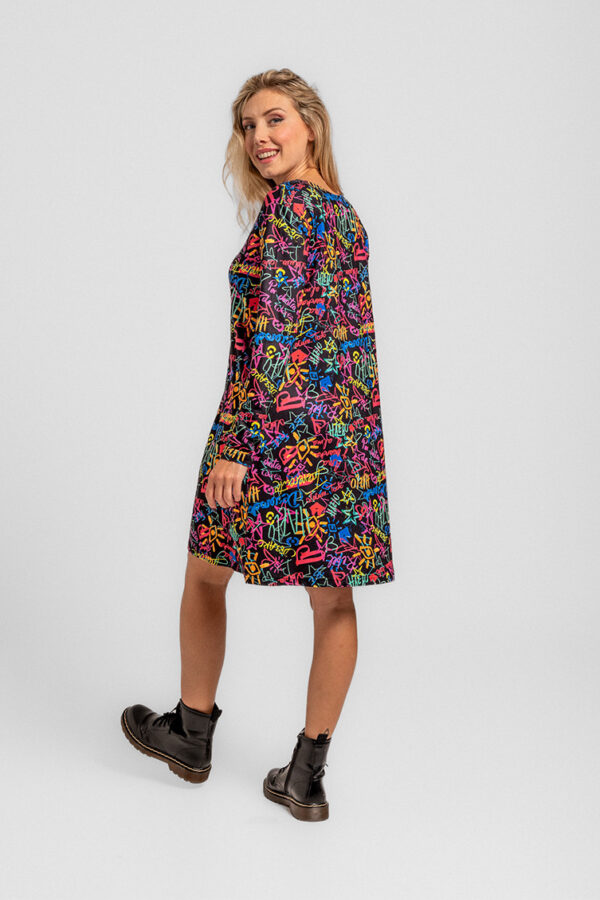 POR DENTRO ES DE COLORES: siempre mejor que ser en blanco y negro. - Vestido punto elástico de corte acampanado con manga larga y bolsillos invisibles a los lados a la altura de la cadera.