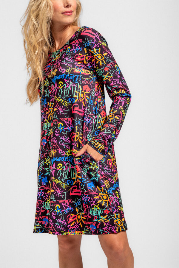 POR DENTRO ES DE COLORES: siempre mejor que ser en blanco y negro. - Vestido punto elástico de corte acampanado con manga larga y bolsillos invisibles a los lados a la altura de la cadera.