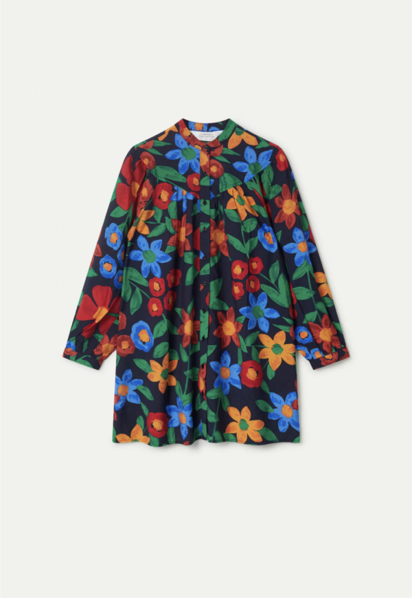 Vestido corto en crepé de viscosa con estampado de flores multicolor. Con cuello mao y manga larga. Cierre frontal con botones. Detalle de corte en el pecho.