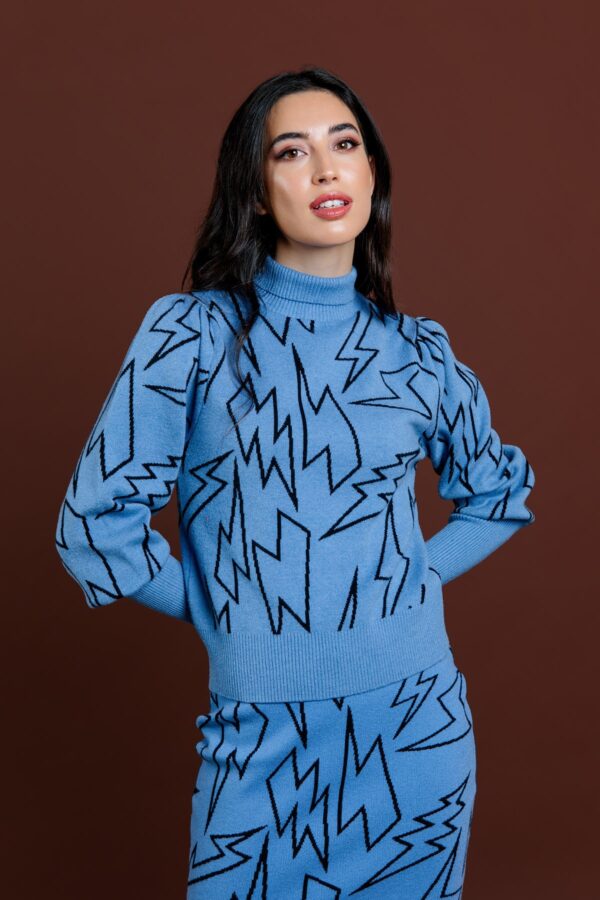 Jersey de punto elástico con estampado de rayos. Cuello, puños y cintura en rib.