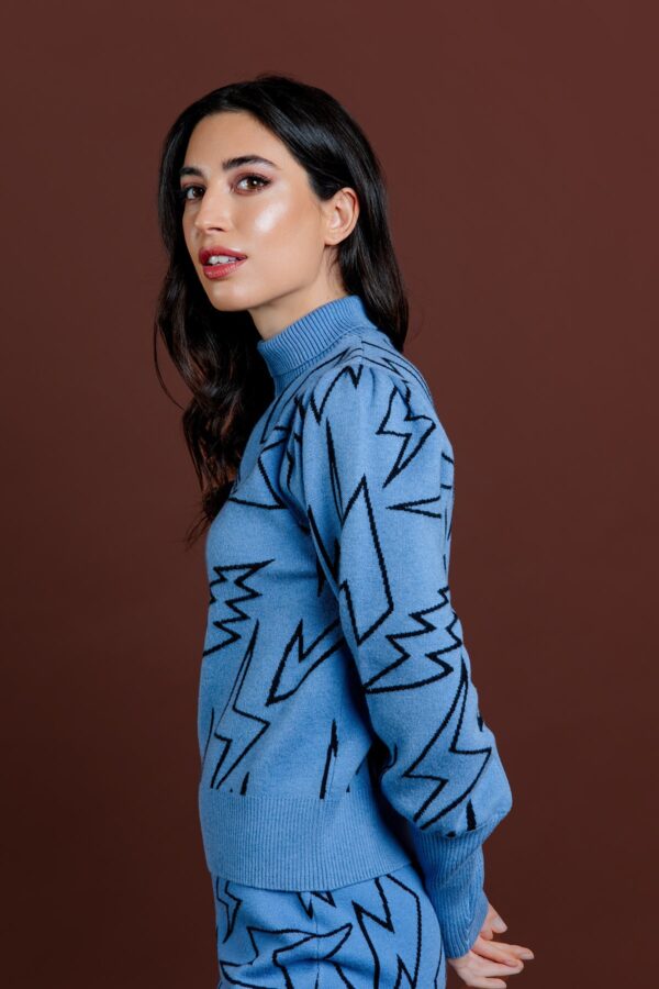 Jersey de punto elástico con estampado de rayos. Cuello, puños y cintura en rib.