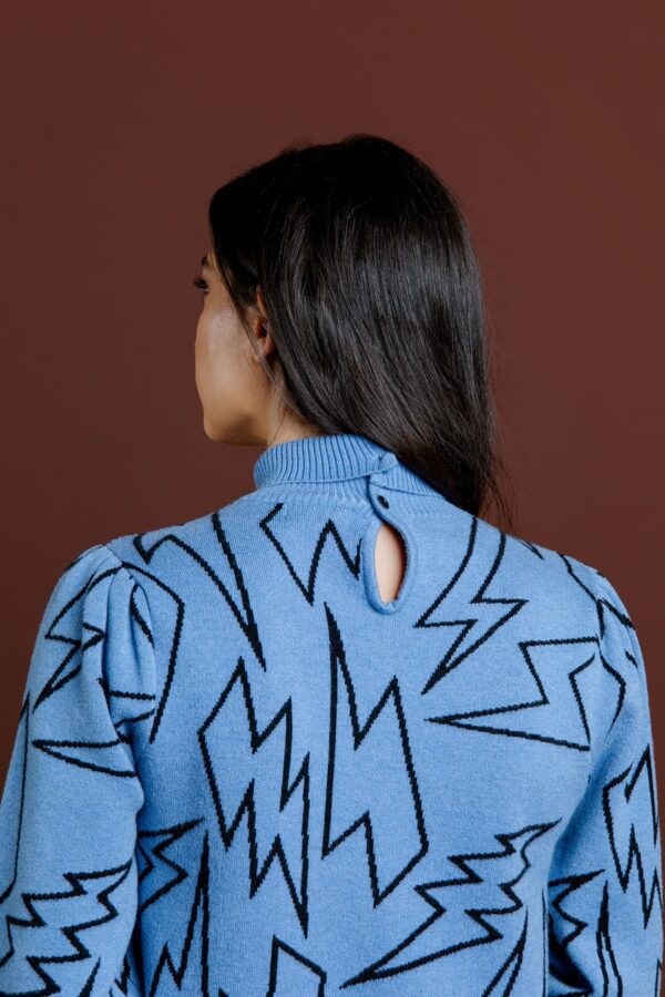 Jersey de punto elástico con estampado de rayos. Cuello, puños y cintura en rib.