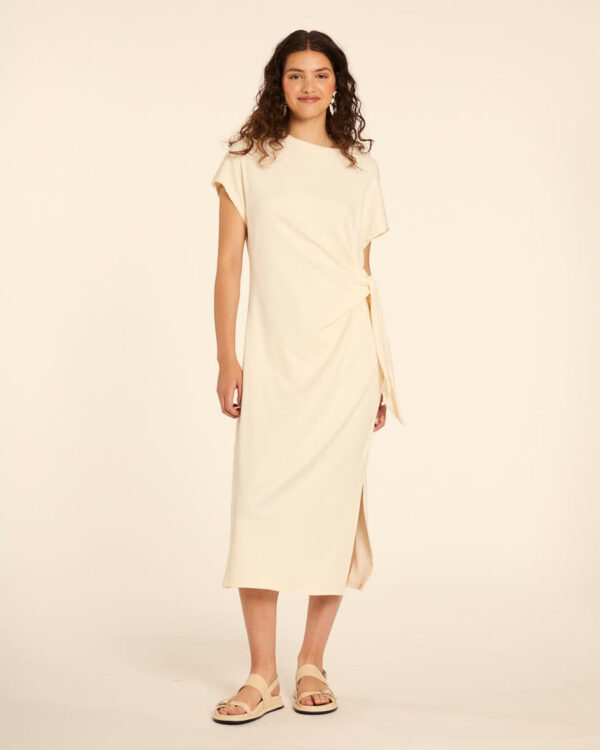 Vestido largo de color crema con nudo en la cintura. Disponible junto a otras marcas en nuestra tienda ene Badajoz, en el Casco Antiguo.