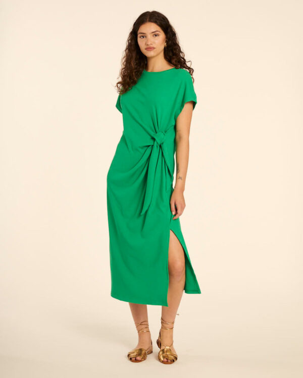 Vestido largo de color verde con nudo en la cintura. Disponible junto a otras marcas en nuestra tienda multimarcas en Badajoz, en el Casco antiguo.